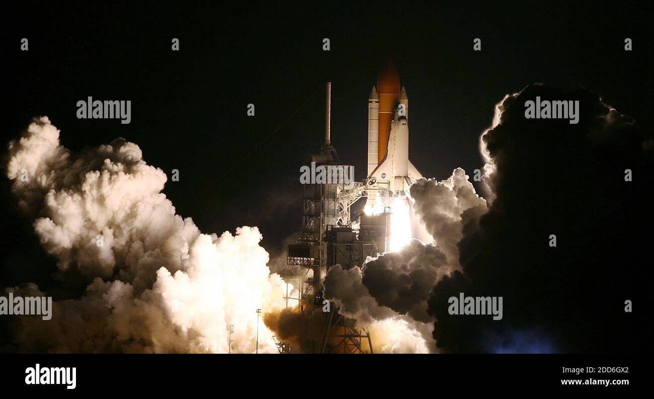 NO FILM, NO VIDEO, NO TV, NO DOCUMENTARIO - Space Shuttle Discovery si solleva dalla rampa di lancio a Cape Canaveral, Florida, sabato 9 dicembre 2006. È stato il primo lancio della navetta notturna in quattro anni. Foto di Red Huber/Orlando Sentinel/MCT/ABACAPRESS.COM Foto Stock