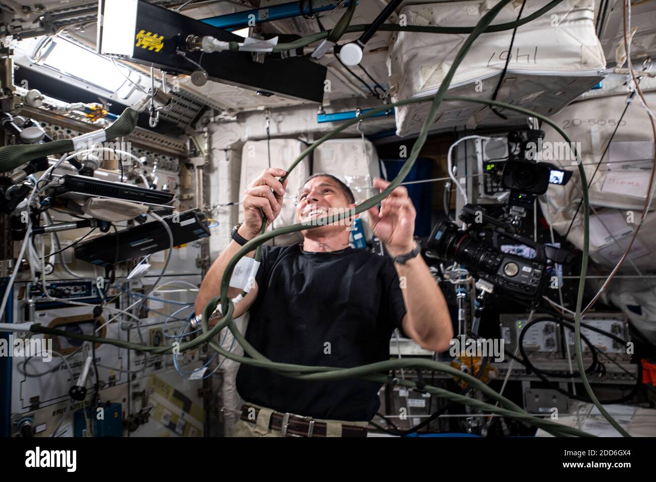 SpaceX Crew-1 Commander and Expedition 64 Flight Engineer Michael Hopkins della NASA, qui raffigurato il 20 novembre 2020, imposta l'hardware per lo studio Grip che indaga su come la manipolazione del destrous di un astronauta è influenzata dalla microgravità durante la sua prima settimana a bordo della Stazione spaziale Internazionale. L'esperimento può influenzare i futuri sistemi spaziali e le interfacce mentre la NASA pianifica missioni per la Luna, Marte e oltre. NASA/UPI Foto Stock