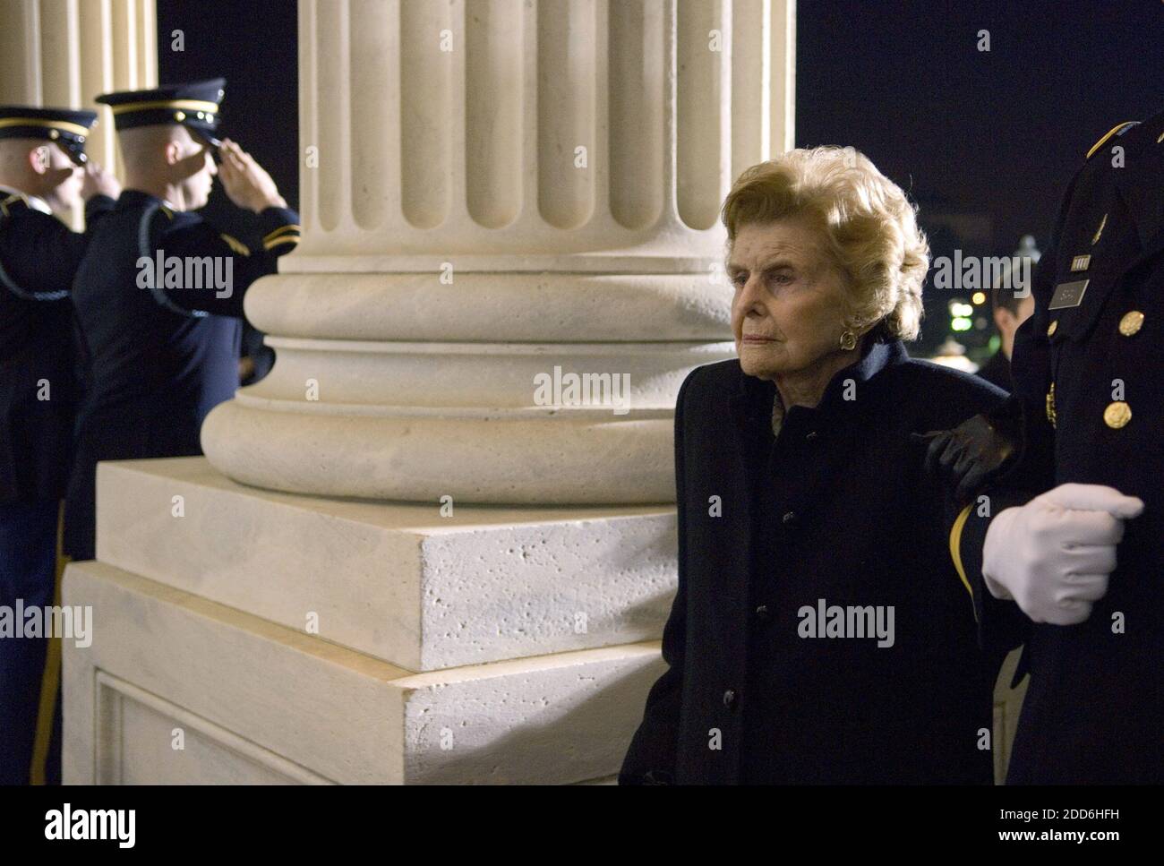 NO FILM, NO VIDEO, NO TV, NO DOCUMENTARIO - Betty Ford è escotted in al Campidoglio degli Stati Uniti come il cazzo del presidente Gerald R. Ford si muove all'interno del Campidoglio a Washington, D.C., sabato, 30 dicembre 2006. Foto di Pete Souza/Chicago Tribune/MCT/ABACAPRESS.COM Foto Stock