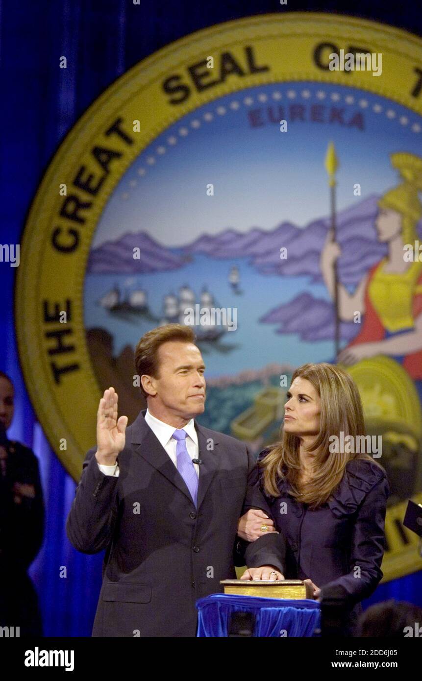 NESSUN FILM, NESSUN VIDEO, NESSUNA TV, NESSUN DOCUMENTARIO - con sua moglie Maria Shriver al suo fianco, il governatore della California Arnold Schwarzenegger è giurato per il suo secondo mandato al Memorial Auditorium di Sacramento, CA, USA venerdì 5 gennaio 2007. Foto di Randy Pench/Sacramento Bee/MCT/ABACAUSA.COM Foto Stock