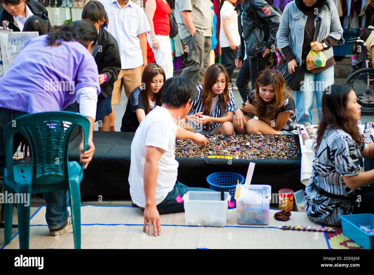 Thai Women Shopping for Jewellery at Walking Street Market, Ratchadamnoen Road, Chiang mai, Thailandia, Sud-est asiatico Foto Stock