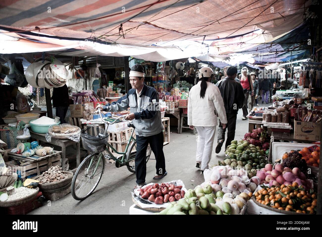 Persone a piedi intorno al mercato di Hoi An, Vietnam, Sud-est asiatico Foto Stock