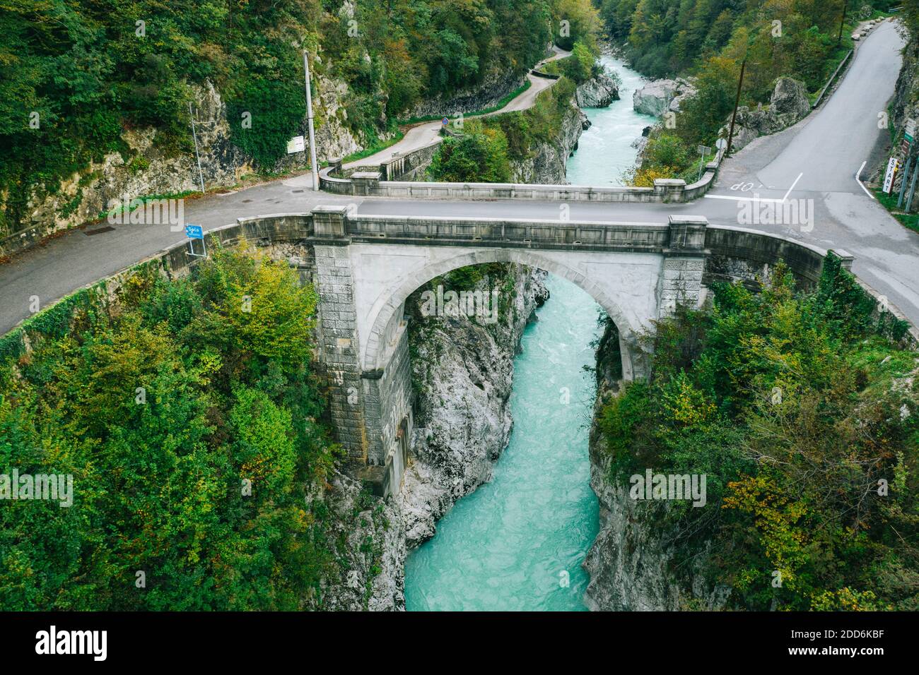 Kobarid, Slovenia. 03 ottobre 2020. Il torrente d'acqua color turchese attraversa il fiume Soca sotto il ponte Napoleone a Kobarid in Slovenia. Foto Stock