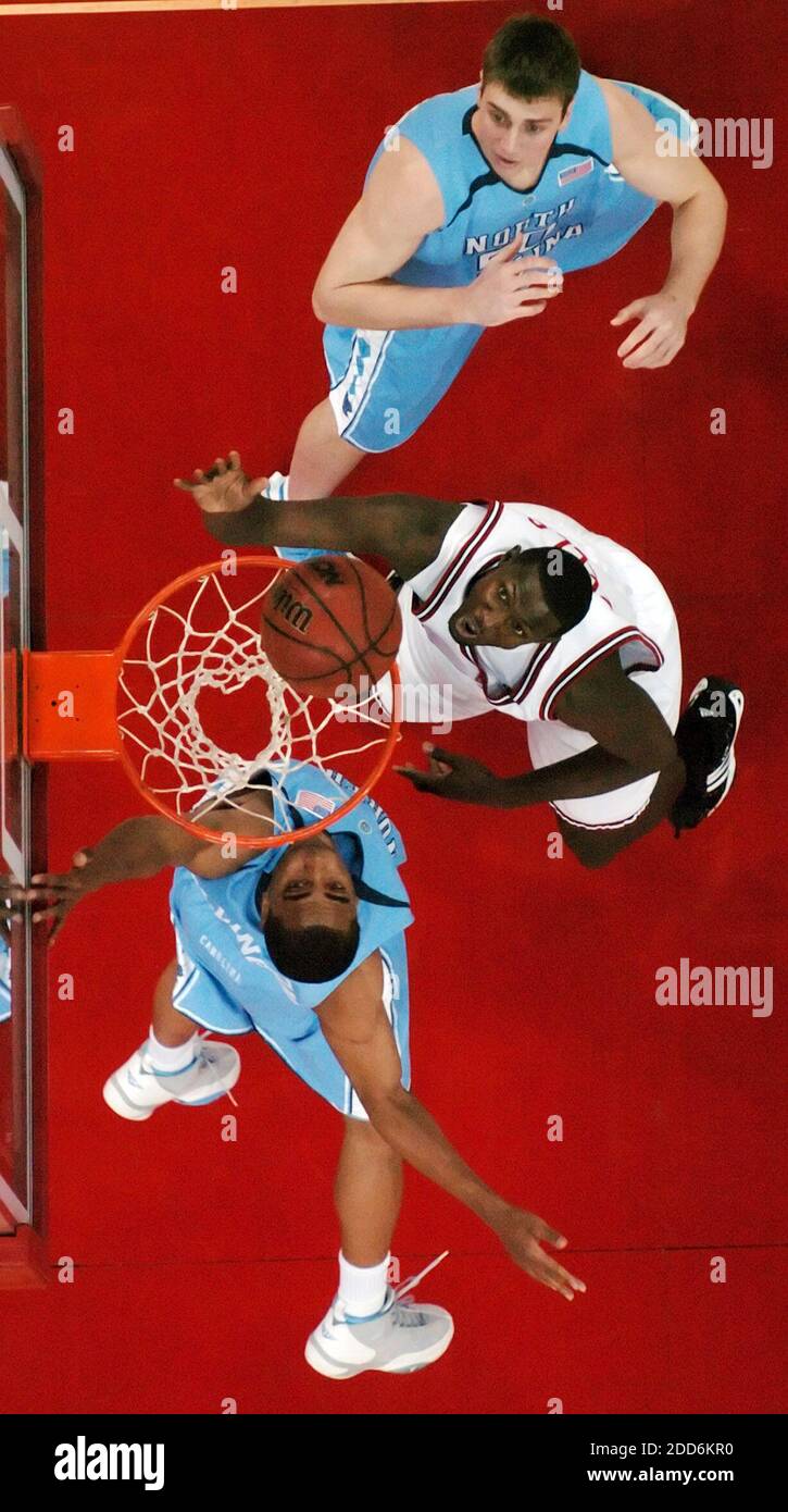 NESSUN FILM, NESSUN VIDEO, NESSUNA TV, NESSUN DOCUMENTARIO - Courtney Fells dello stato del North Carolina (centro) guarda il suo tiro andare nel cestino insieme con Tyler Hansbrough dell'Università del North Carolina (in cima) e Wayne Ellington durante l'azione della prima metà. Lo stato del North Carolina sconfisse la North Carolina, 83-79, presso il RBC Center di Raleigh, NC, USA il 3 febbraio 2007. Foto di Chuck Liddy/Raleigh News & Observer/MCT/Cameleon/ABACAPRESS.COM Foto Stock