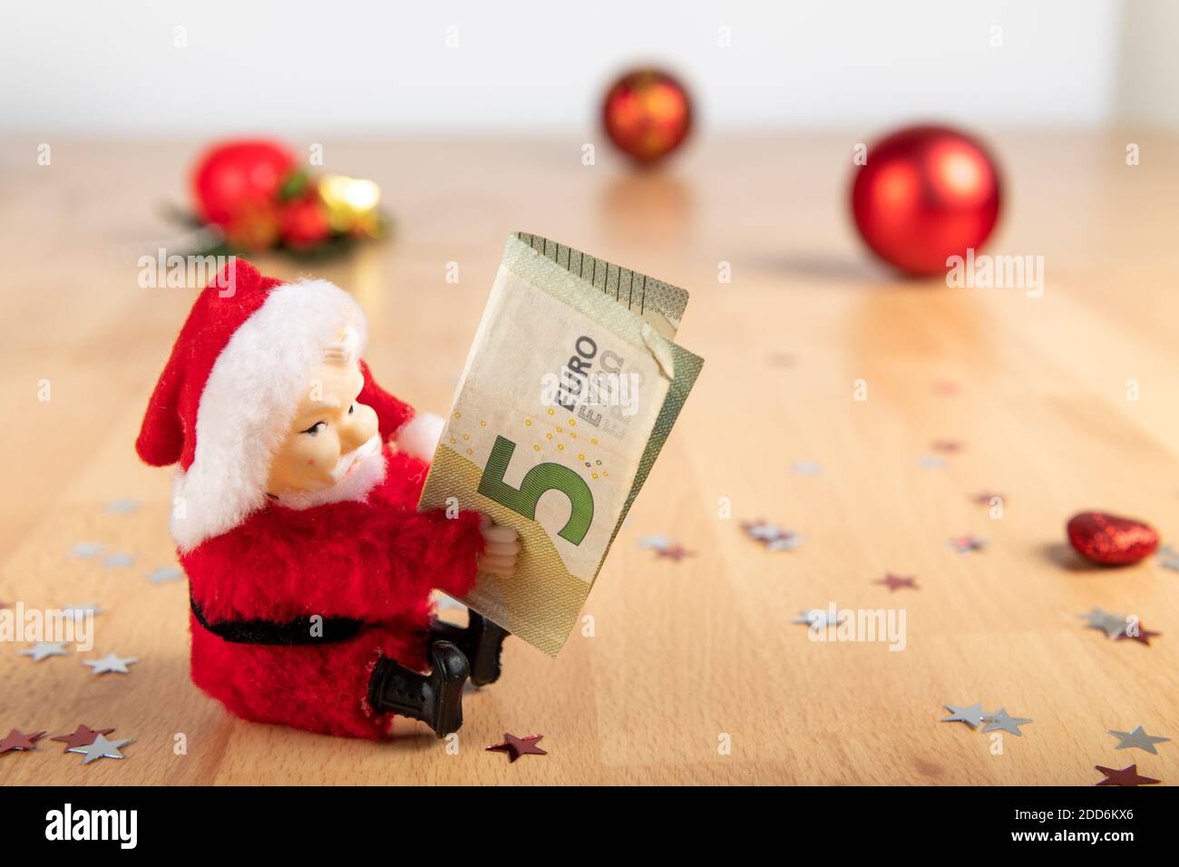 Concetto di denaro e natale : Babbo natale e denaro in euro Foto Stock