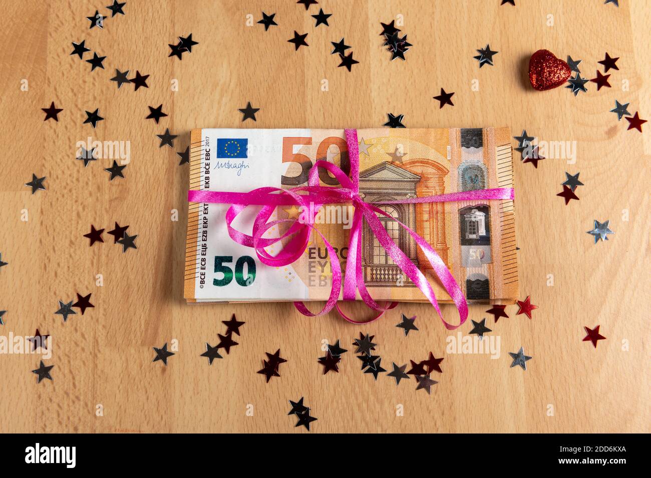 Concetto di denaro e natale : Babbo natale e denaro in euro Foto Stock