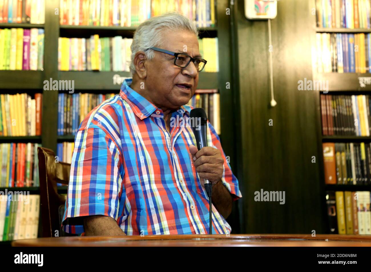 Lo scrittore di spicco della letteratura bengalese Samaresh Majumdar visitò Sylhet e passò un po' di tempo con i suoi fan. Foto Stock