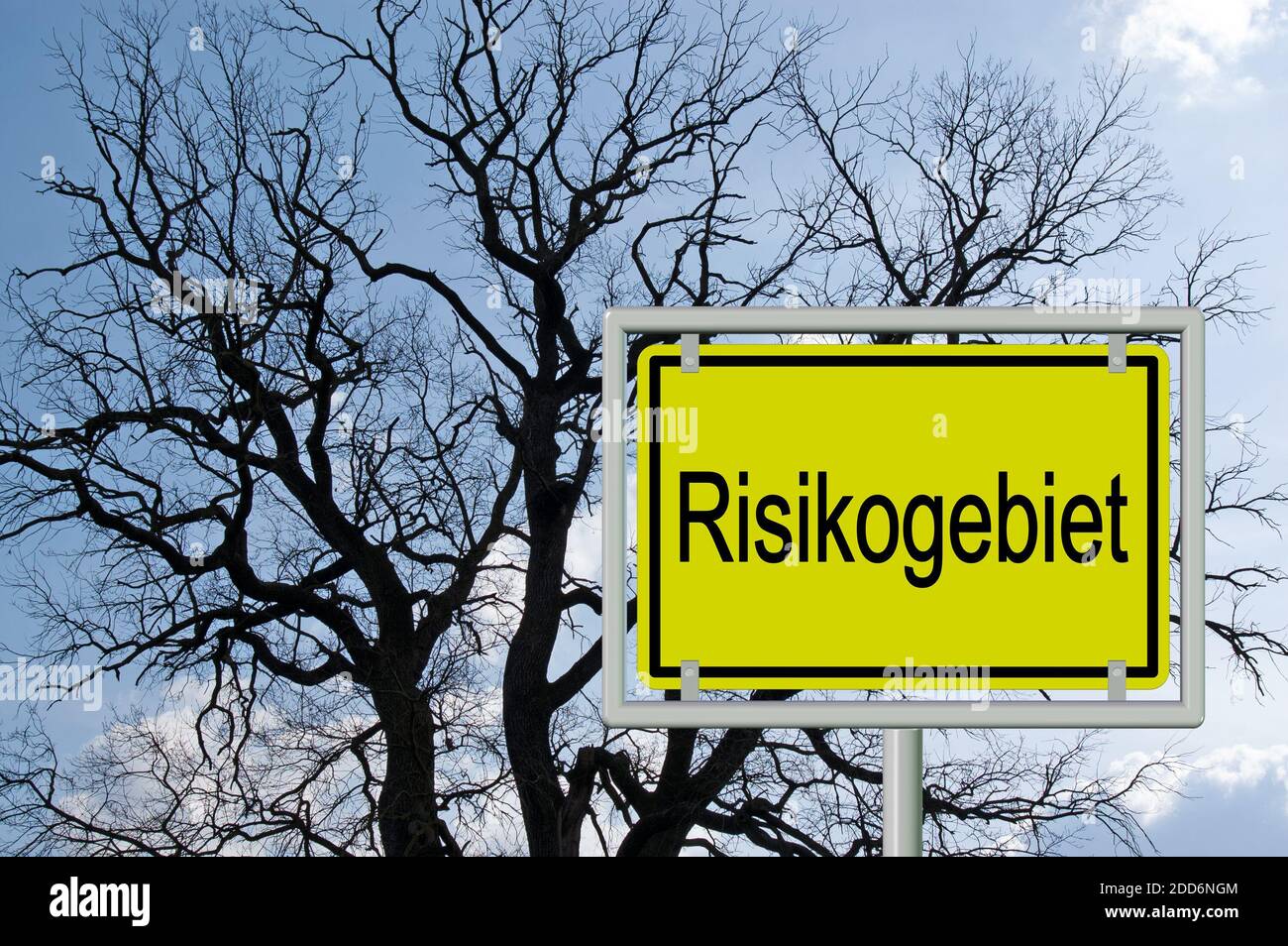 Segno del nome della località con la parola "Risikogebiet", tradotta "area di rischio" davanti a una silhouette ad albero Foto Stock
