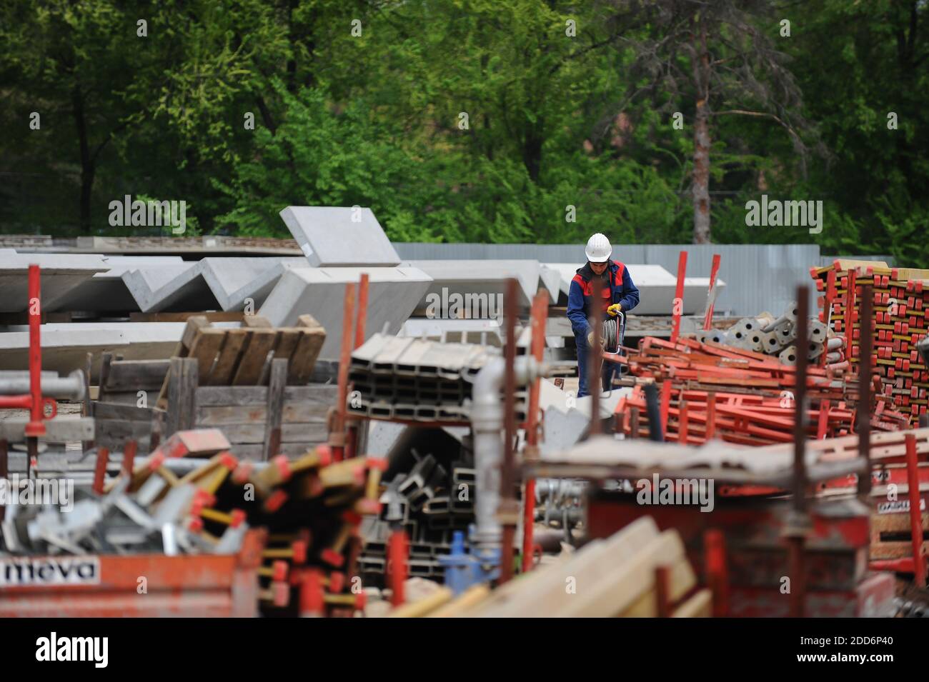 Bucarest, Romania - 29 aprile 2010: Lavoratori nel cantiere dello stadio della National Arena di Bucarest. Foto Stock