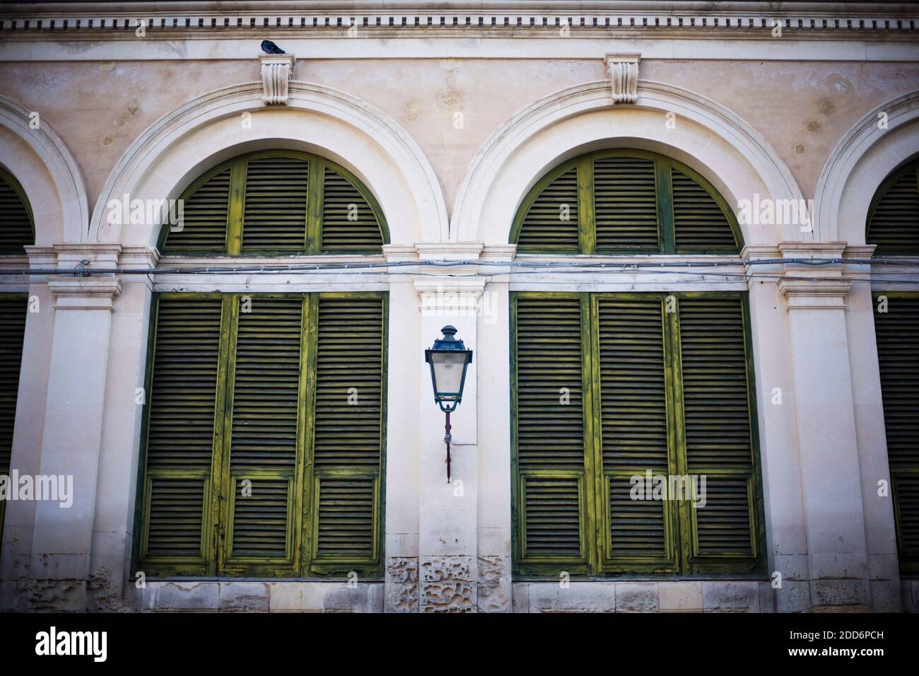 Persiane verdi su finestre di Ortigia, Siracusa (Siracusa), Sicilia,  Italia, Europa Foto stock - Alamy