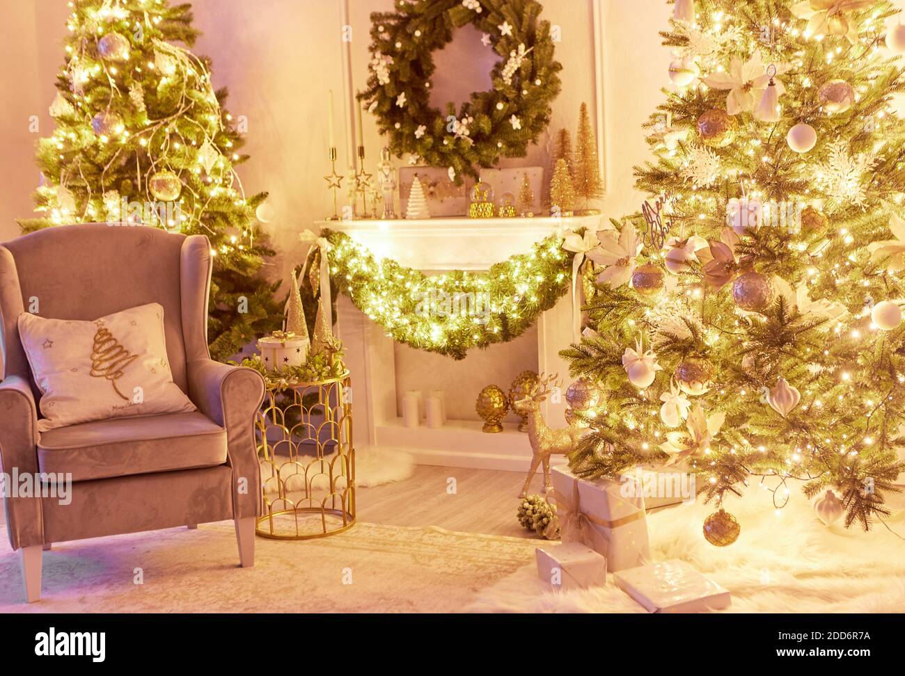 Bella decorazione interna di Natale per la festa della famiglia con pino, poltrona, camino Foto Stock