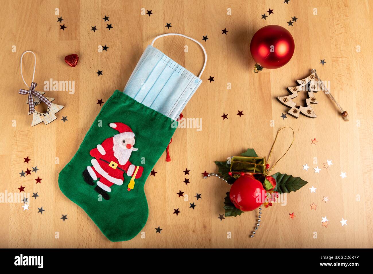 Concetto Coronavirus e natale su sfondo di legno Foto Stock