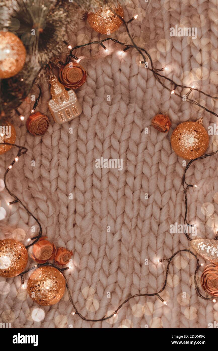 Decorazioni natalizie su sfondo grigio lavorato a maglia, Set Sail Champagne, piatto Foto Stock