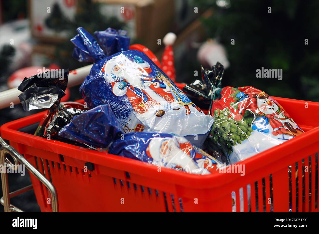 Anno nuovo e Natale. Regali di Natale nella confezione delle feste. Negozio di articoli da regalo di nuovo anno. Foto Stock