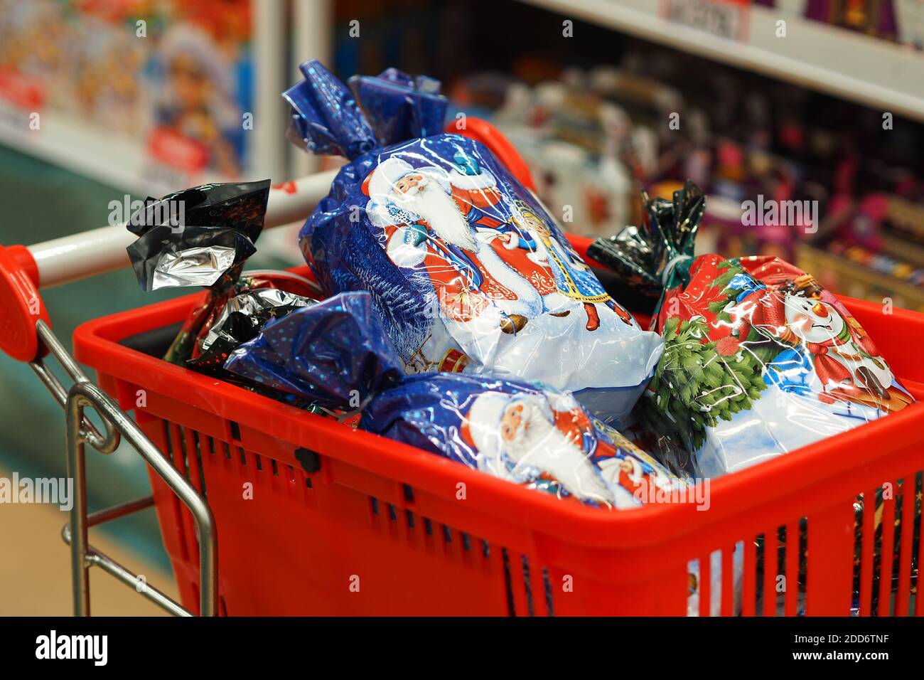 Anno nuovo e Natale. Regali di Natale nella confezione delle feste. Negozio di articoli da regalo di nuovo anno. Foto Stock