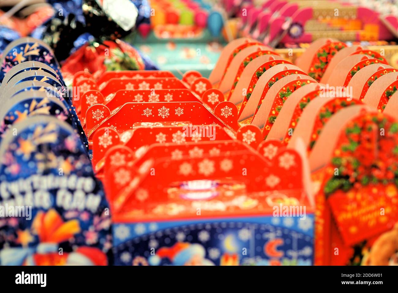 Anno nuovo e Natale. Regali di Natale nella confezione delle feste. Negozio di articoli da regalo di nuovo anno. Foto Stock