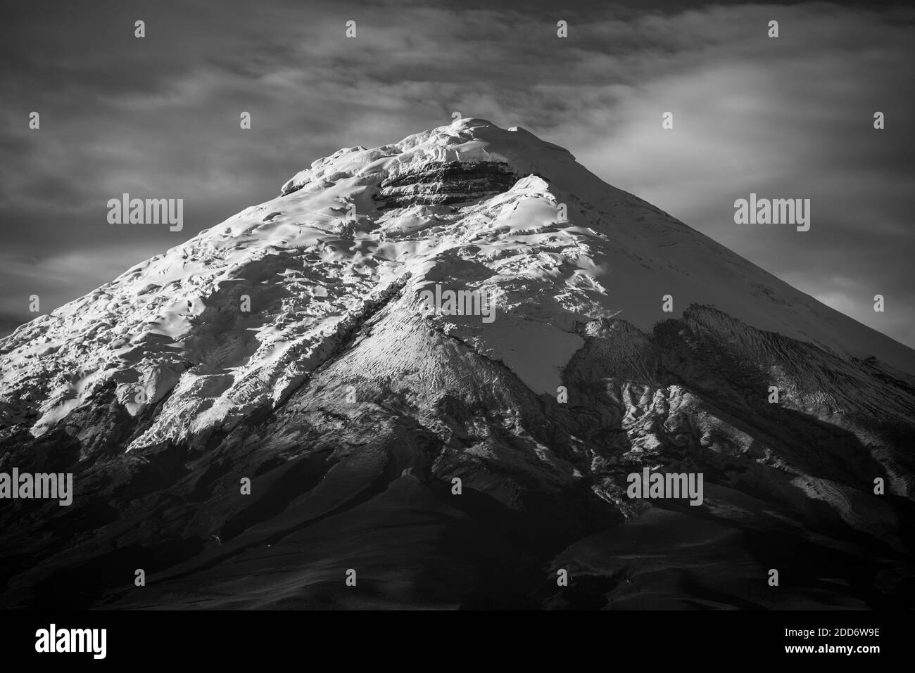 Foto in bianco e nero del ghiacciaio del Vulcano Cotopaxi coperto di 5.000 metri di vetta, Parco Nazionale Cotopaxi, Provincia di Cotopaxi, Ecuador, Sud America Foto Stock