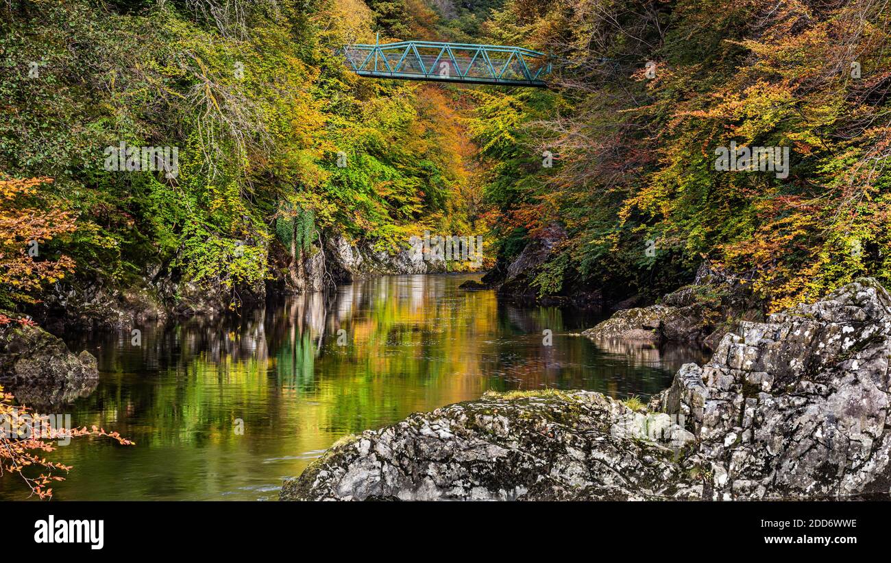 Autunno nella magnifica gola boscosa del fiume dove uno di Le battaglie più gloriose della storia giacobita si sono svolte nel mese di luglio 1689 Foto Stock