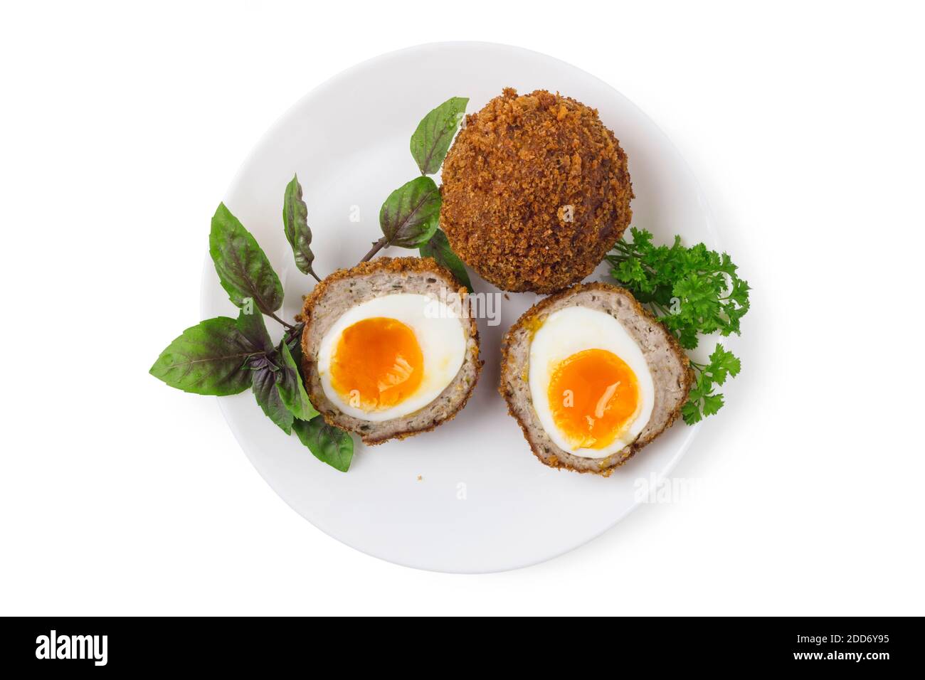 Uova di scotch cotte su piatto di porcellana bianca primo piano Foto Stock