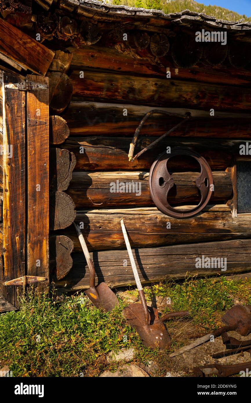 WA18501-00...WASHINGTON - un edificio di tronchi, sede centrale della miniera di tungsteno, e gli strumenti abbandonati utilizzati nell'attività mineraria, ora parte del Pasayt Foto Stock