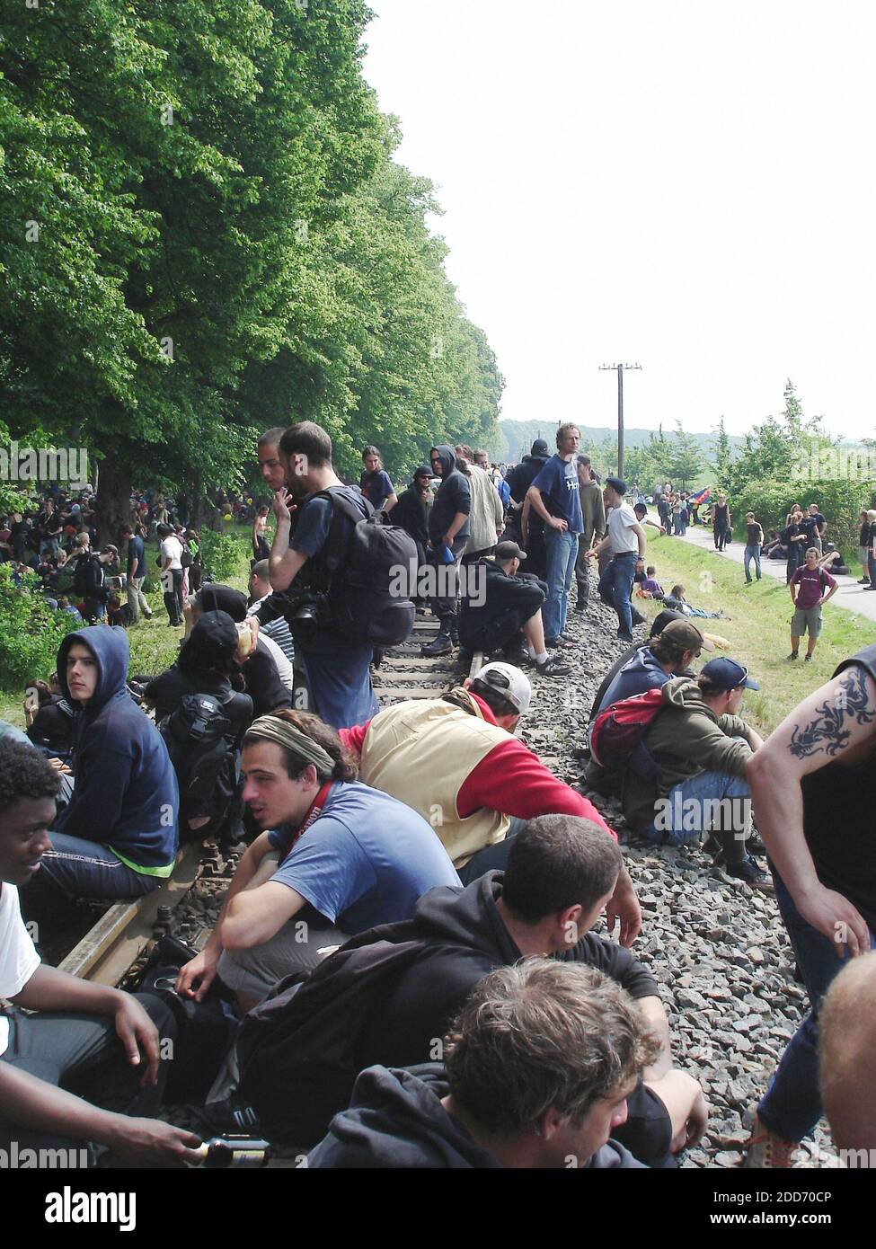 NO FILM, NO VIDEO, NO TV, NO DOCUMENTARIO - i dimostranti mettono in scena sit-in che bloccano tre strade in Heiligendamm intorno alla sede del G-8, mercoledì 6 giugno 2007. Foto di Claudia Himmelreich/MCT/ABACAPRESS.COM Foto Stock