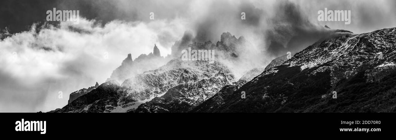 Suggestivo paesaggio montano, Parco Nazionale Torres del Paine, Patagonia, Cile, Sud America Foto Stock