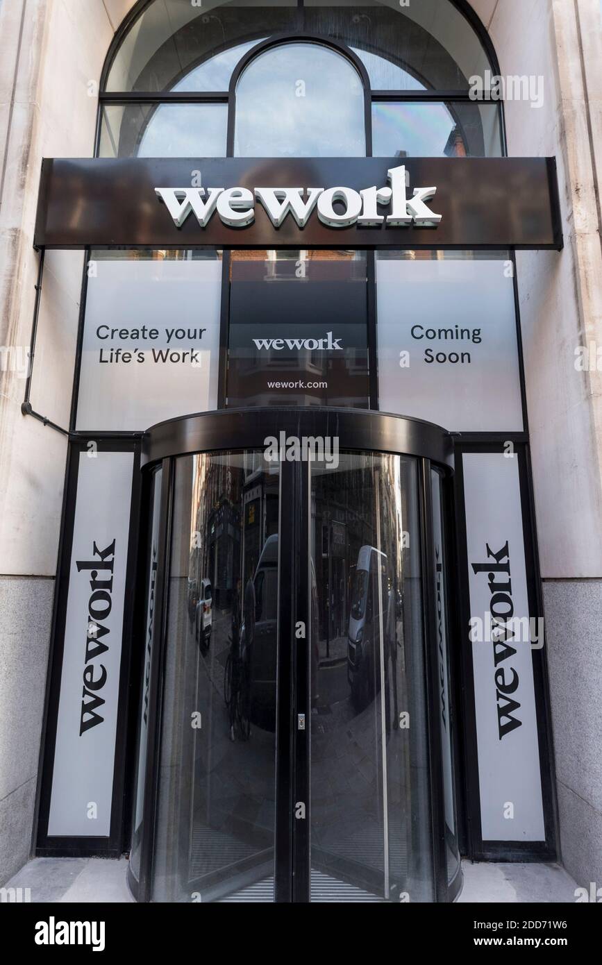 Londra, Regno Unito. 24 novembre 2020. L'esterno di una proprietà WeWork su Long Acre in Covent Garden. Mentre la pandemia del coronavirus continua, la maggior parte delle persone continua a lavorare da casa e molti uffici, compresa la sede centrale dell'azienda, rimangono praticamente vuoti. WeWork affitta lo spazio di lavoro dell'ufficio ad aziende ed individui. Credit: Stephen Chung / Alamy Live News Foto Stock