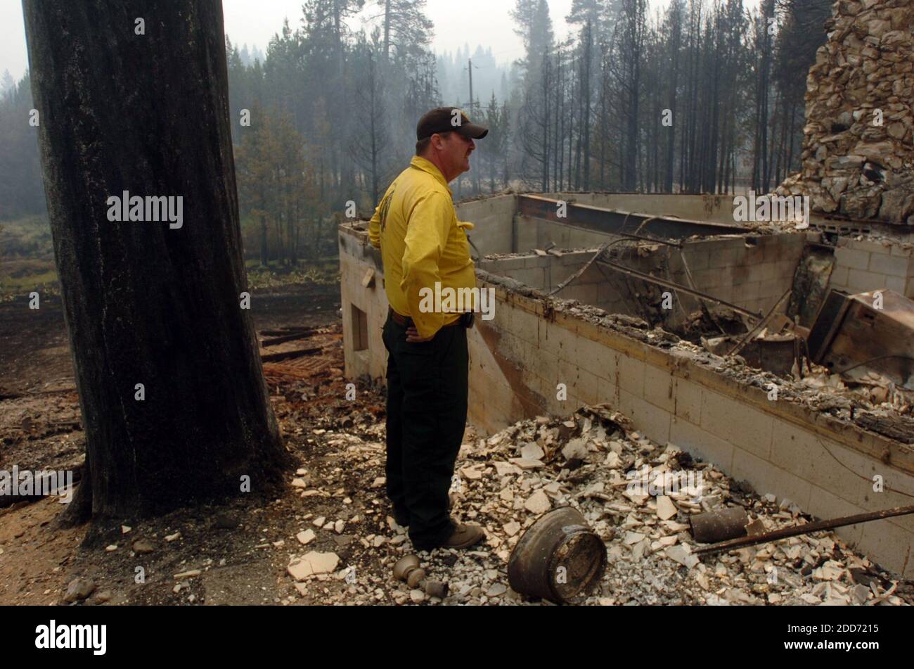 NO FILM, NO VIDEO, NO TV, NO DOCUMENTARIO - Pat Hennessy, un appaltatore privato per il Dipartimento di foreste, cammina attraverso i resti della sua casa a South Lake Tahoe, California, Lunedi, 25 giugno 2007. La famiglia di Hennessy è scappata dal fuoco dopo che gli ha detto di andarsene a causa delle braci calde che cadono vicino a casa sua. Foto di Paul Kitagaki Jr./Sacramento Bee/MCT/ABACAPRESS.COM Foto Stock