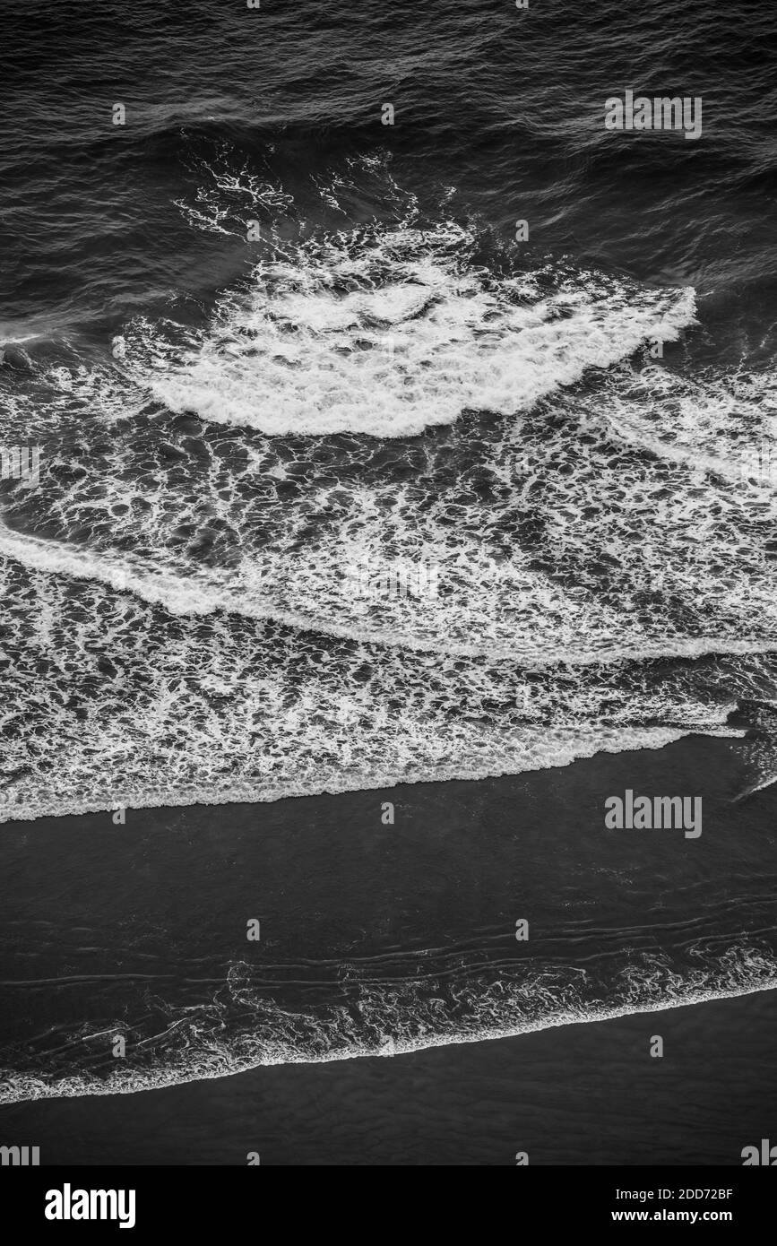 Onde create dal 'Meeting of the Seas', dove il Mare della Tasmania incontra l'Oceano Pacifico, Capo Reinga, Nuova Zelanda Foto Stock