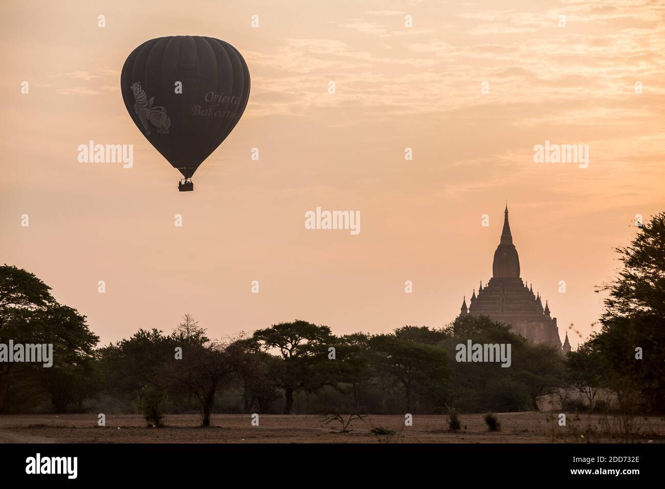 Volo in mongolfiera sul tempio di Sulamani nei templi di Bagan (Pagan) all'alba, Myanmar (Birmania) Foto Stock