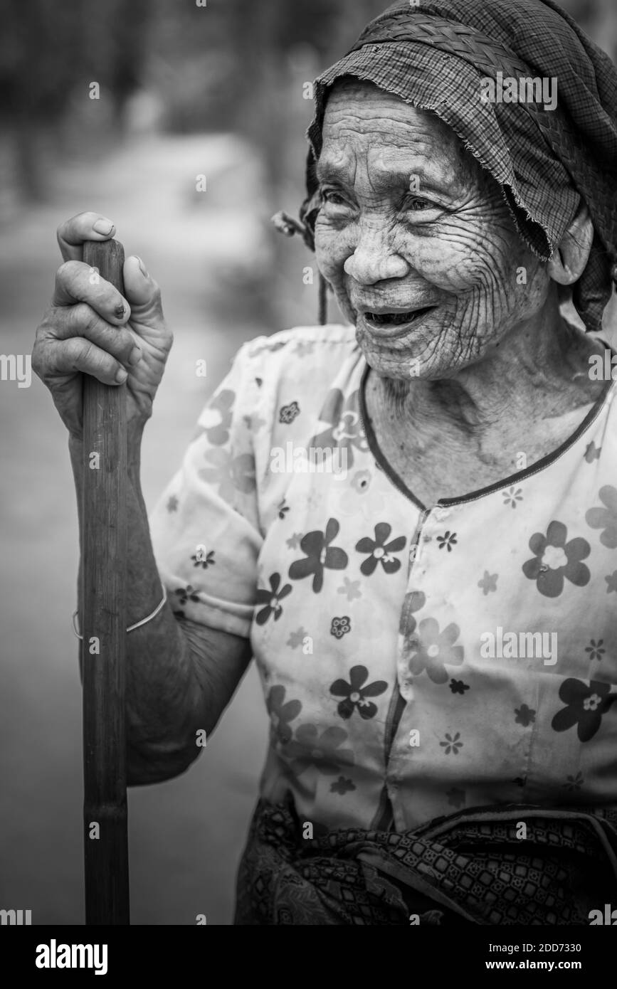 Donna tatuata di un villaggio di tribù di Chin, Stato di Chin, Myanmar (Birmania) Foto Stock