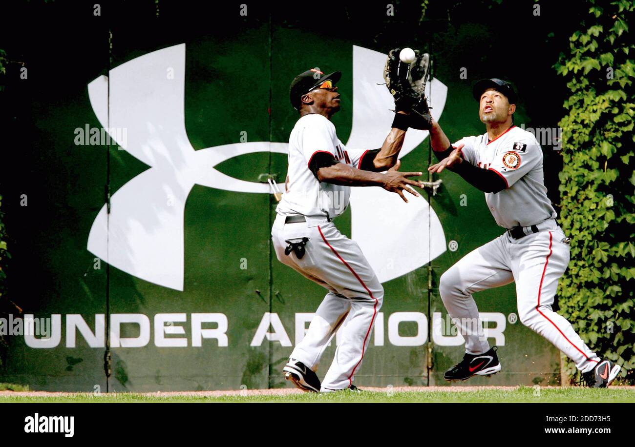 NESSUN FILM, NESSUN VIDEO, NESSUNA TV, NESSUN DOCUMENTARIO - San Francisco Giants ha lasciato il fielder Fred Lewis Cuts davanti al centrocampista Dave Roberts e prende un sacrificio di volo da Chicago Cubs Mike Fontenot nell'ottavo assalto a Wrigley Field a Chicago, Illinois, USA il 18 luglio 2007. Foto di Phil Velasquez/Chicago Tribune/MCT/Cameleon/ABACAPRESS.COM Foto Stock