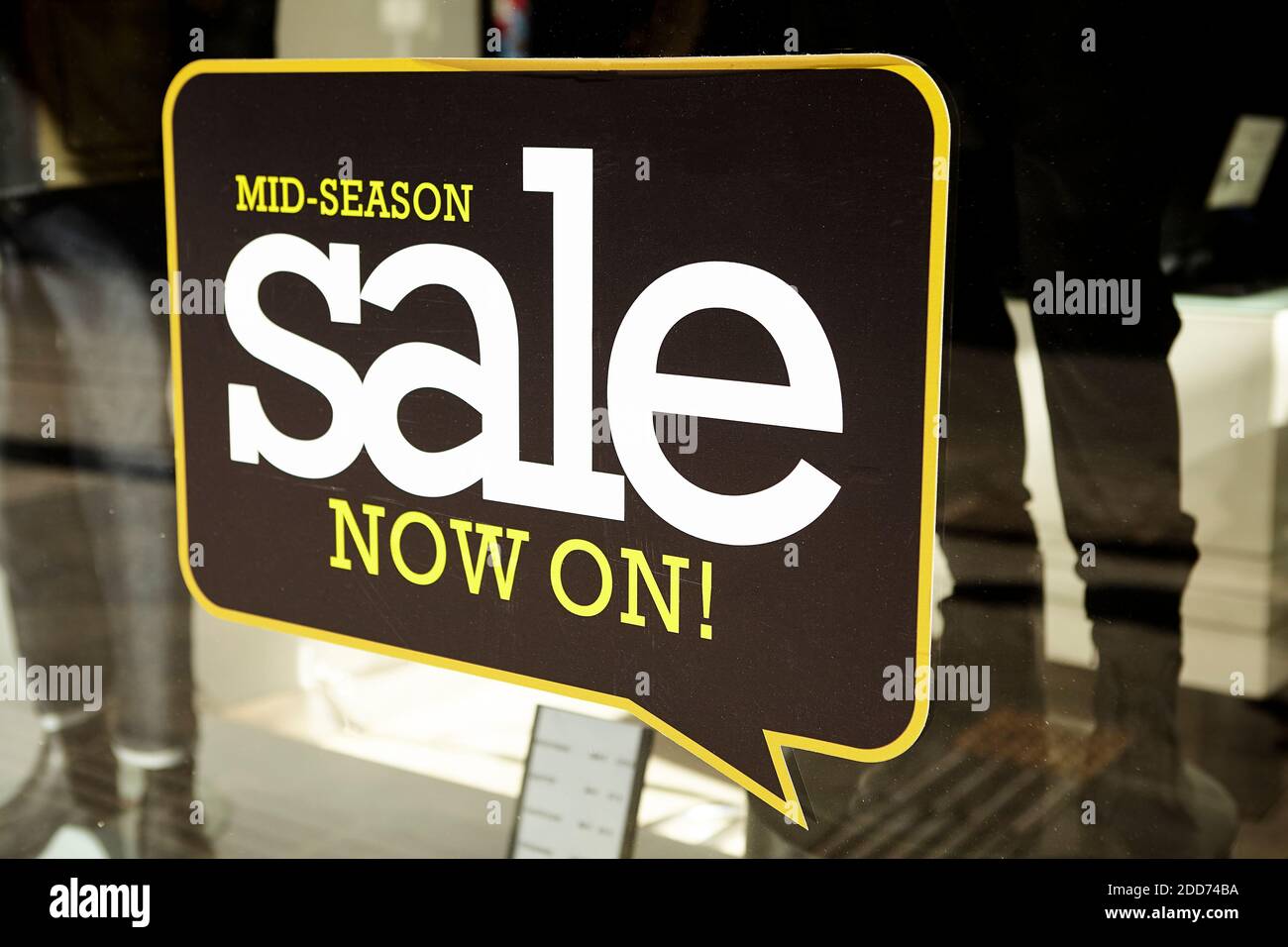 Cartello di vendita di media stagione su una vetrina su un negozio di moda Foto Stock