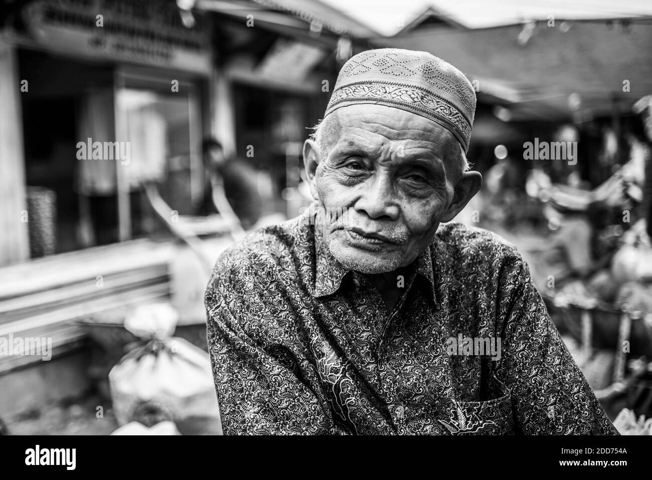 Ritratto di un venditore nel mercato di Bukittinggi, Sumatra Occidentale, Indonesia, Asia Foto Stock