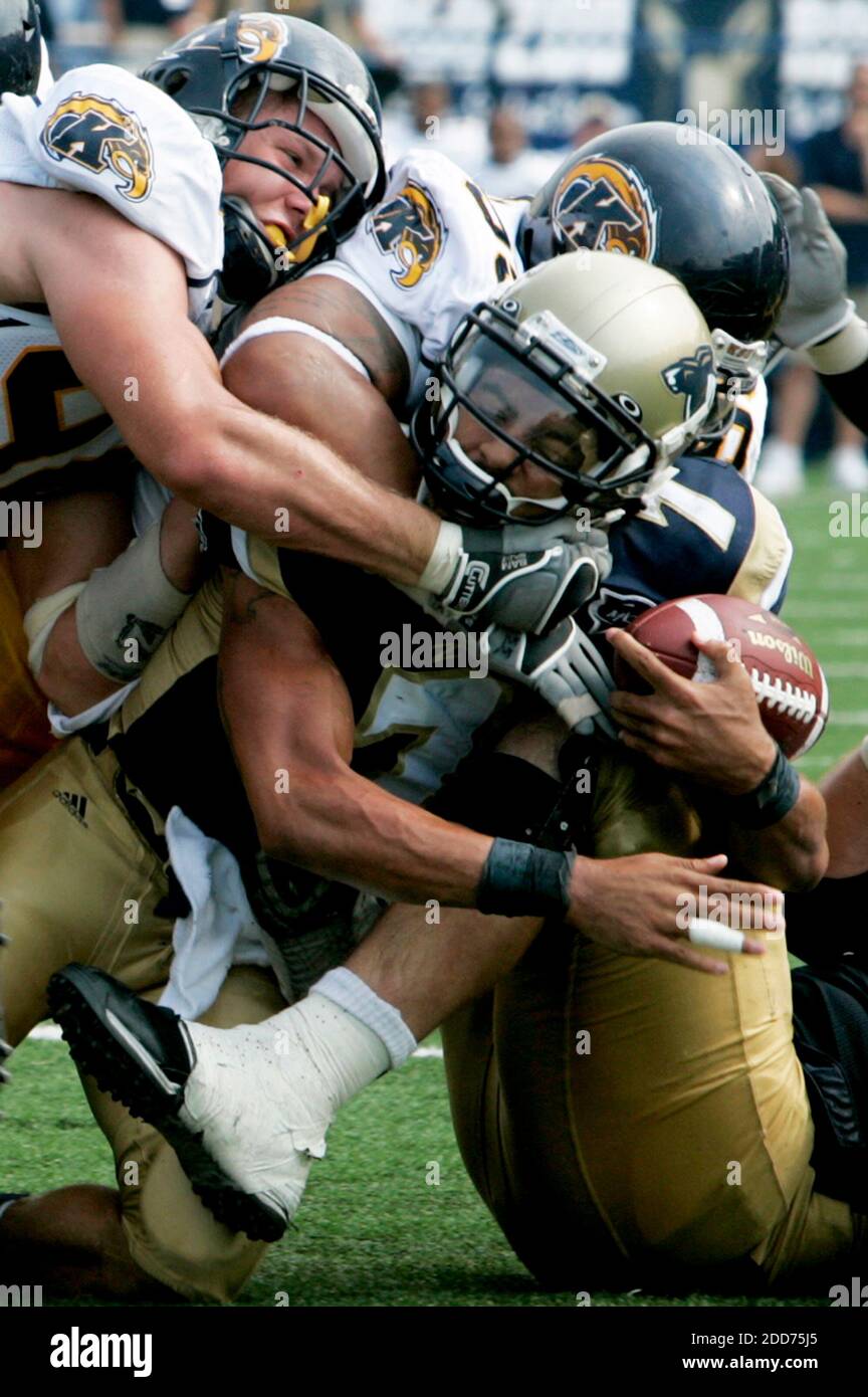 NESSUN FILM, NESSUN VIDEO, NESSUNA TV, NESSUN DOCUMENTARIO - Akron quarterback Carlton Jackson è scemato da una banda di difensori dello stato del Kent nel terzo trimestre al Rubber Bowl di Akron, OH, USA il 22 settembre 2007. Foto di Mike Cardew/Akron Beacon Journal/MCT/Cameleon/ABACAPRESS.COM Foto Stock