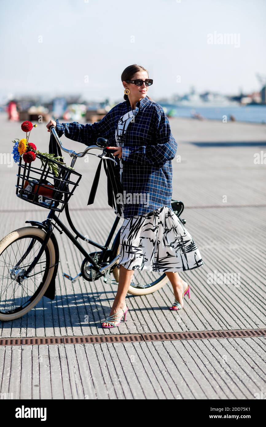 Street Style, Darja Barannik in arrivo a Muntthe primavera estate 2019 spettacolo di ready-to-wear tenuto a Skuespilhuset Sankt Annae Plads a Copenhagen, Danimarca, il 9 agosto 2018. Foto di Marie-Paola Bertrand-Hillion/ABACAPRESS.COM Foto Stock
