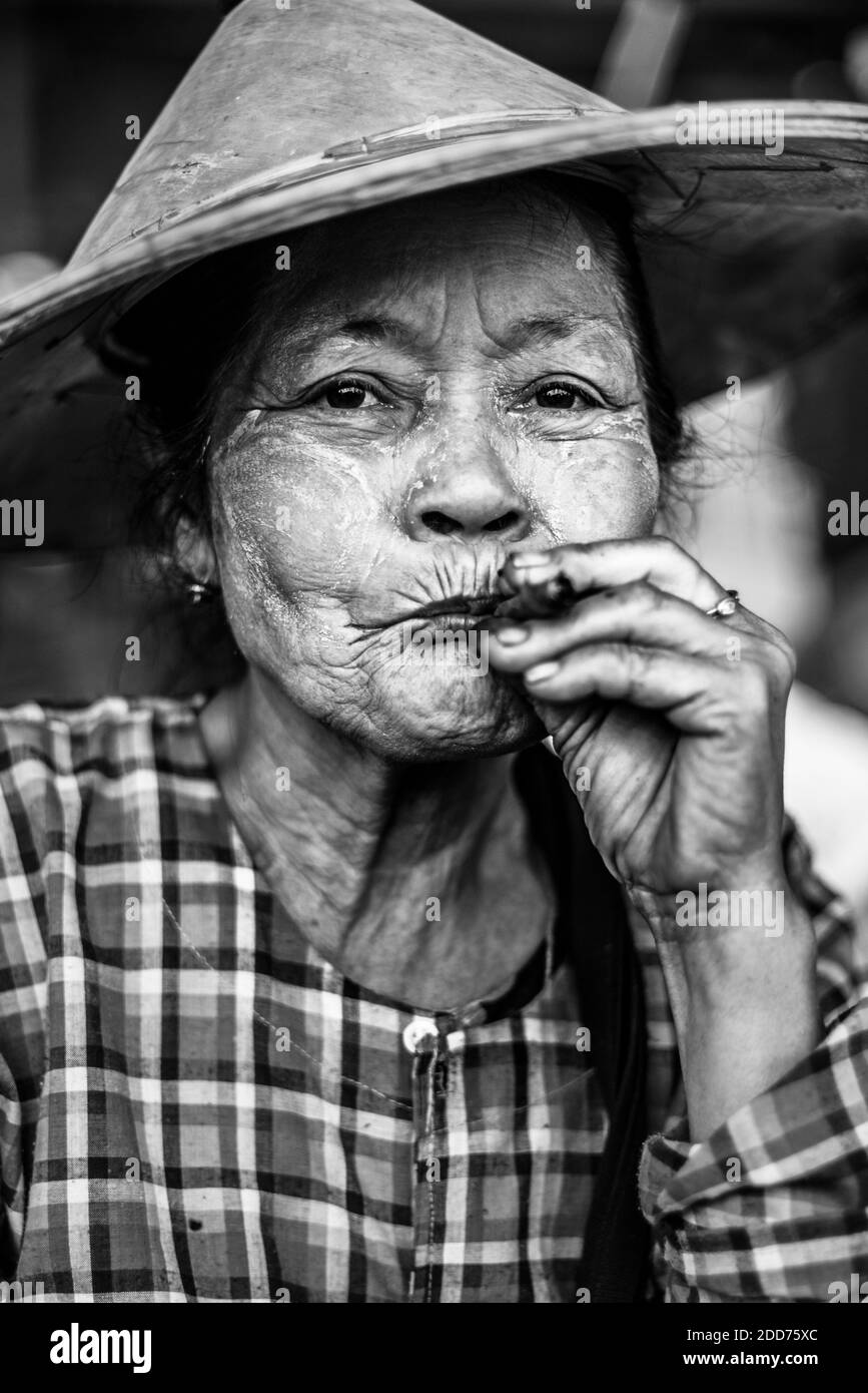 Ritratto di un venditore che fuma al mercato hPa An Morning, Stato Kayin (stato Karen), Myanmar (Birmania) Foto Stock