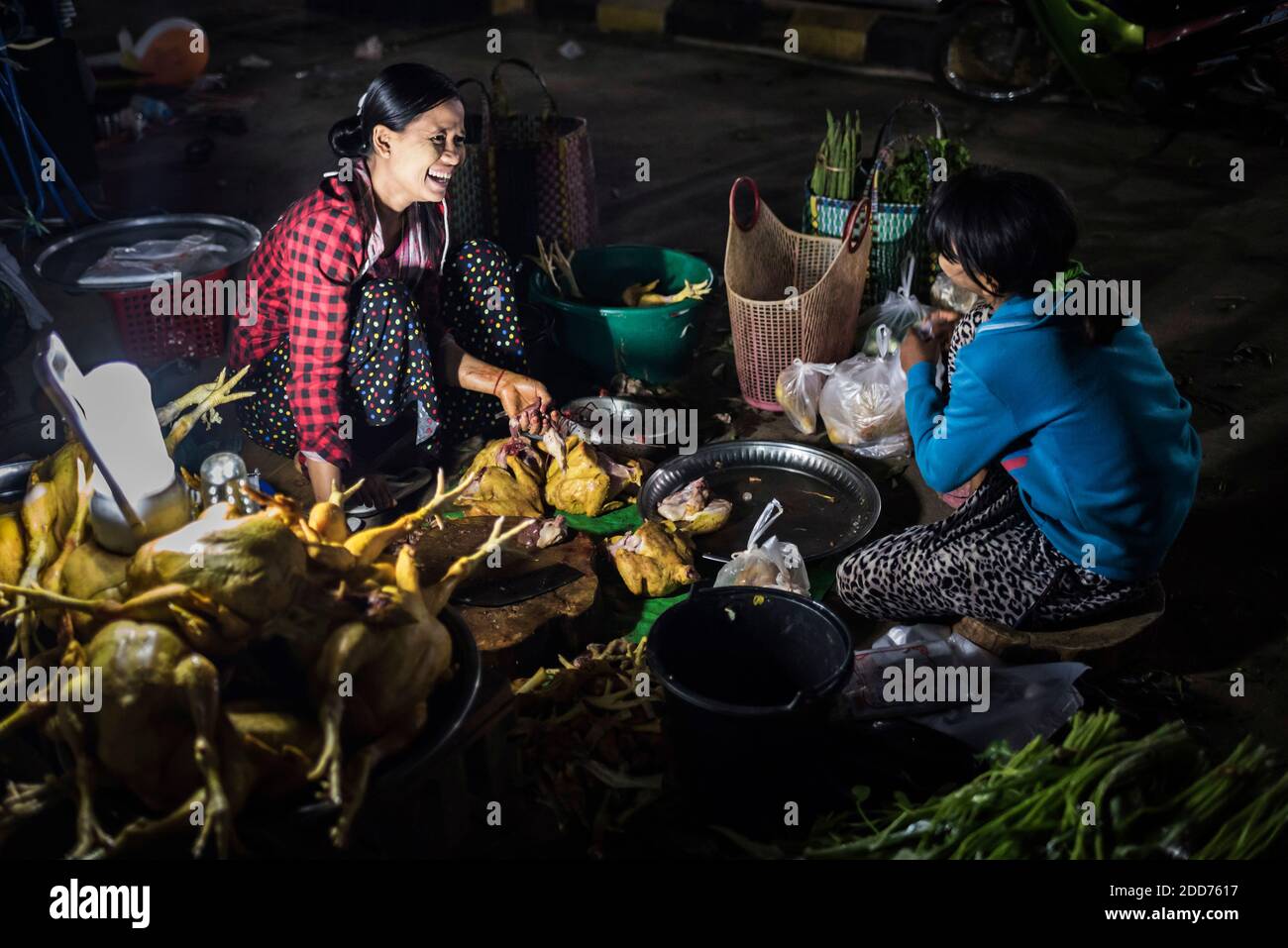 Vendor polli in hPa un mercato mattutino, Kayin Stato (Karen Stato), Myanmar (Birmania) Foto Stock