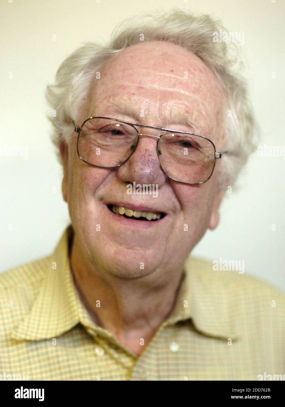 NO FILM, NO VIDEO, NO TV, NO DOCUMENTARIO - Dr. Oliver Smithies, professore di eccellenza di patologia e medicina di laboratorio, ondate alla folla di media, studenti, colleghi e fan prima di una conferenza stampa a UNC- Chapel Hill in North Carolina, lunedì 8 ottobre 2007. Smithies è stato insignito di un premio Nobel per la fisiologia o la medicina per la sua parte nelle 'scoperte di principi per l'introduzione di specifiche modificazioni geniche nei topi mediante l'uso di cellule staminali embrionali'. Foto di Shawn Rocco/Raleigh News and Observer/MCT/ABACAPRESS.COM Foto Stock