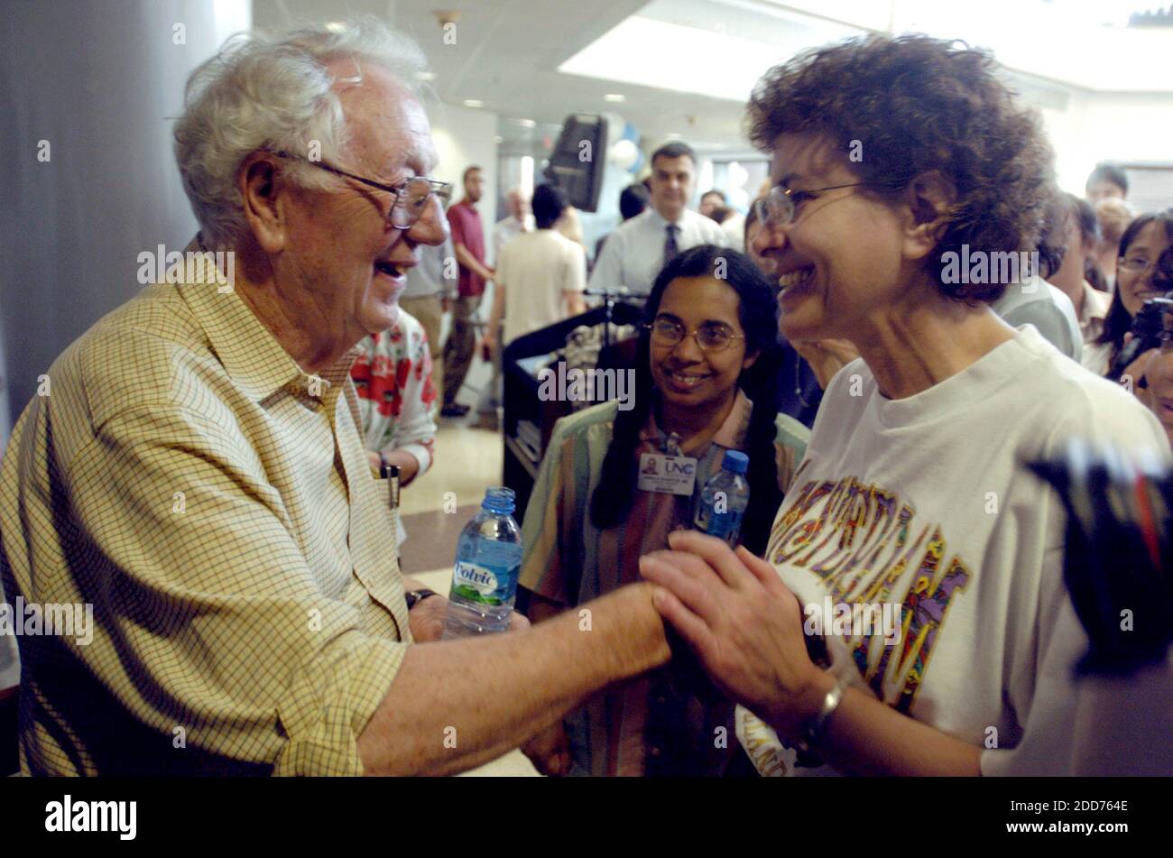 NO FILM, NO VIDEO, NO TV, NO DOCUMENTARIO - Dr. Oliver Smithies, professore di eccellenza di patologia e medicina di laboratorio, ondate alla folla di media, studenti, colleghi e fan prima di una conferenza stampa a UNC- Chapel Hill in North Carolina, lunedì 8 ottobre 2007. Smithies è stato insignito di un premio Nobel per la fisiologia o la medicina per la sua parte nelle 'scoperte di principi per l'introduzione di specifiche modificazioni geniche nei topi mediante l'uso di cellule staminali embrionali'. Foto di Shawn Rocco/Raleigh News and Observer/MCT/ABACAPRESS.COM Foto Stock