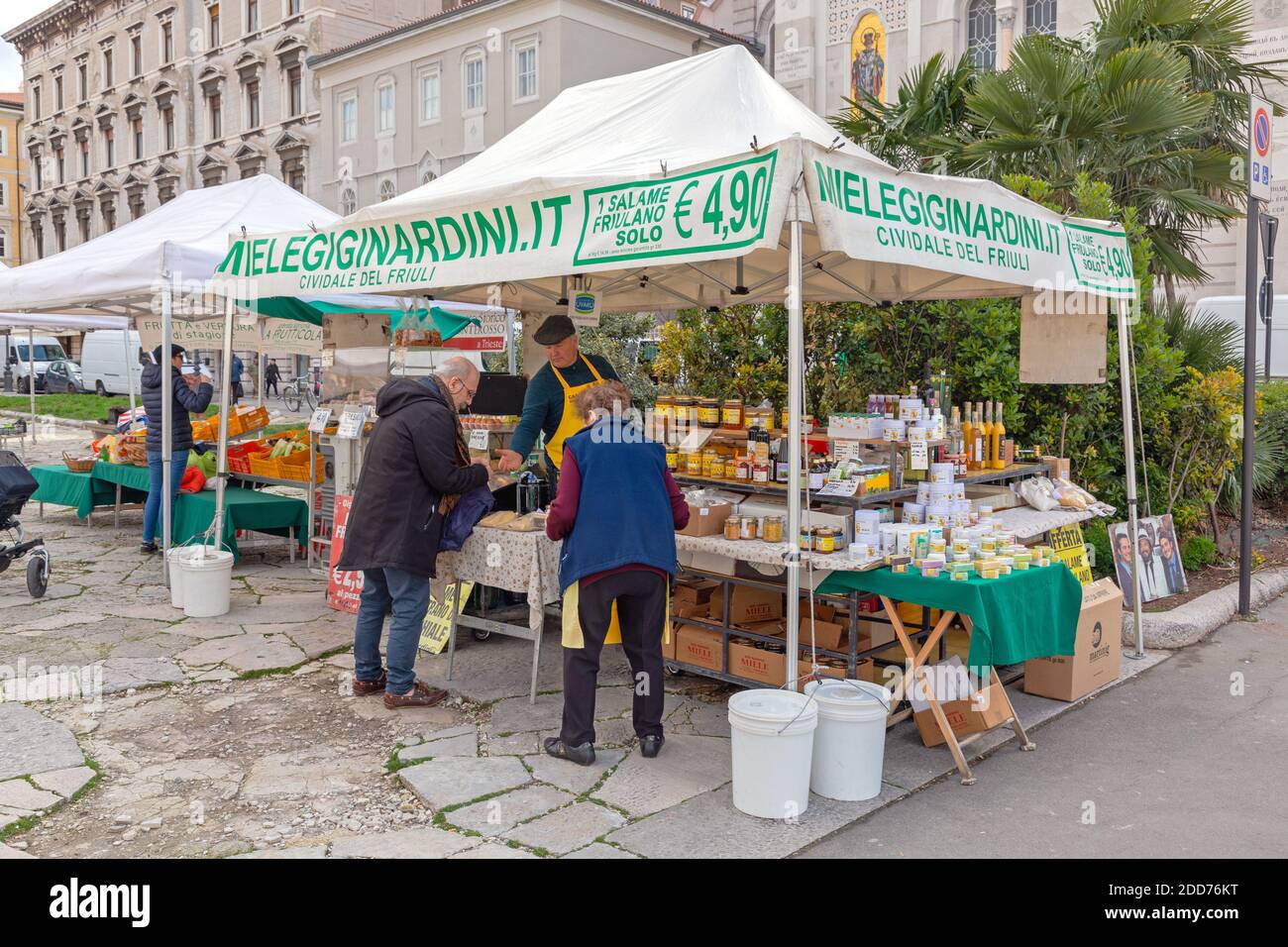 Trieste, Italia - 7 marzo 2020: Venditore di miele al mercato agricolo temporaneo di Trieste. Foto Stock