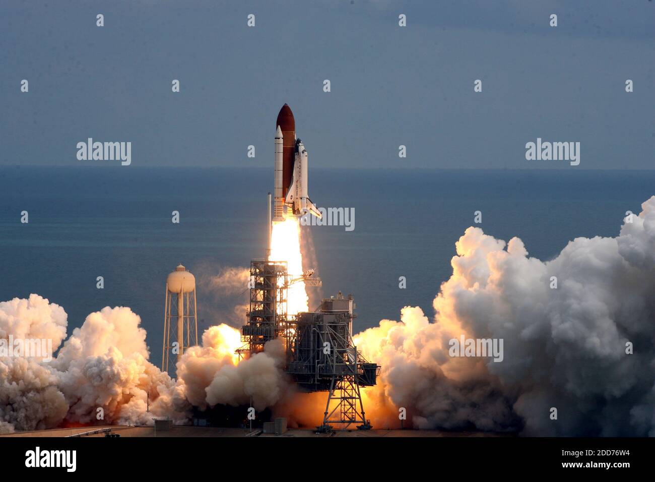 NO FILM, NO VIDEO, NO TV, NO DOCUMENTARIO - lo Space Shuttle Discovery lancia per la missione STS 120 dal Kennedy Space Center di Daytona Beach, FL, USA, martedì 23 ottobre 2007. Foto di Red Huber/Orlando Sentinel/MCT/ABACAPRESS.COM Foto Stock