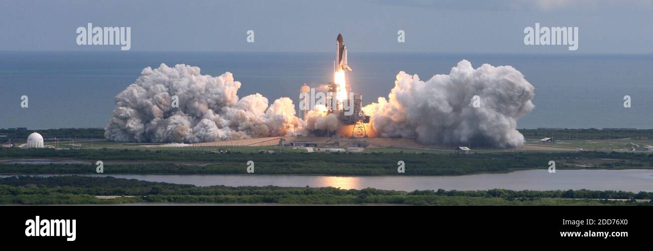 NO FILM, NO VIDEO, NO TV, NO DOCUMENTARIO - lo Space Shuttle Discovery lancia per la missione STS 120 dal Kennedy Space Center di Daytona Beach, FL, USA, martedì 23 ottobre 2007. Foto di Red Huber/Orlando Sentinel/MCT/ABACAPRESS.COM Foto Stock