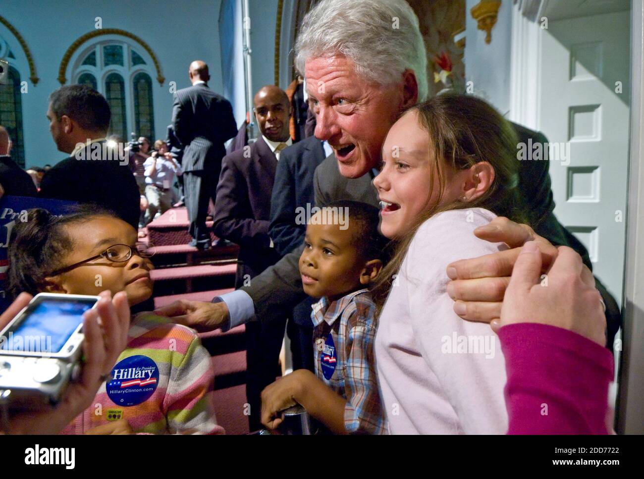 NO FILM, NO VIDEO, NO TV, NO DOCUMENTARIO - a seguito di una campagna a sostegno di sua moglie e democratica presidenziale di speranza, Hillary Clinton, ex presidente degli Stati Uniti Bill Clinton ha visitato la folla in una chiesa, in posa per fotografie con (da sinistra) Nya Williams, 8, Alfred Williams, 5, E Chandler Kennedy, 10 a Rock Hill, SC, USA, lunedì 29 ottobre 2007. Foto di Gary o'Brien/Charlotte Observer/MCT/ABACAPRESS.COM Foto Stock