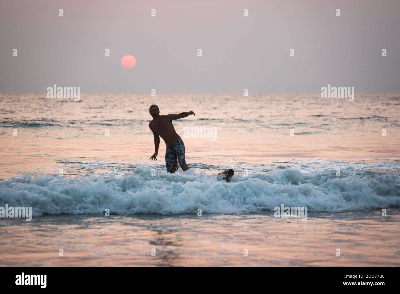 Surf al tramonto a Paradise Beach (SAR SAR SAR AW Beach), Dawei Peninsula, Tanintharyi Regione, Myanmar (Birmania) Foto Stock