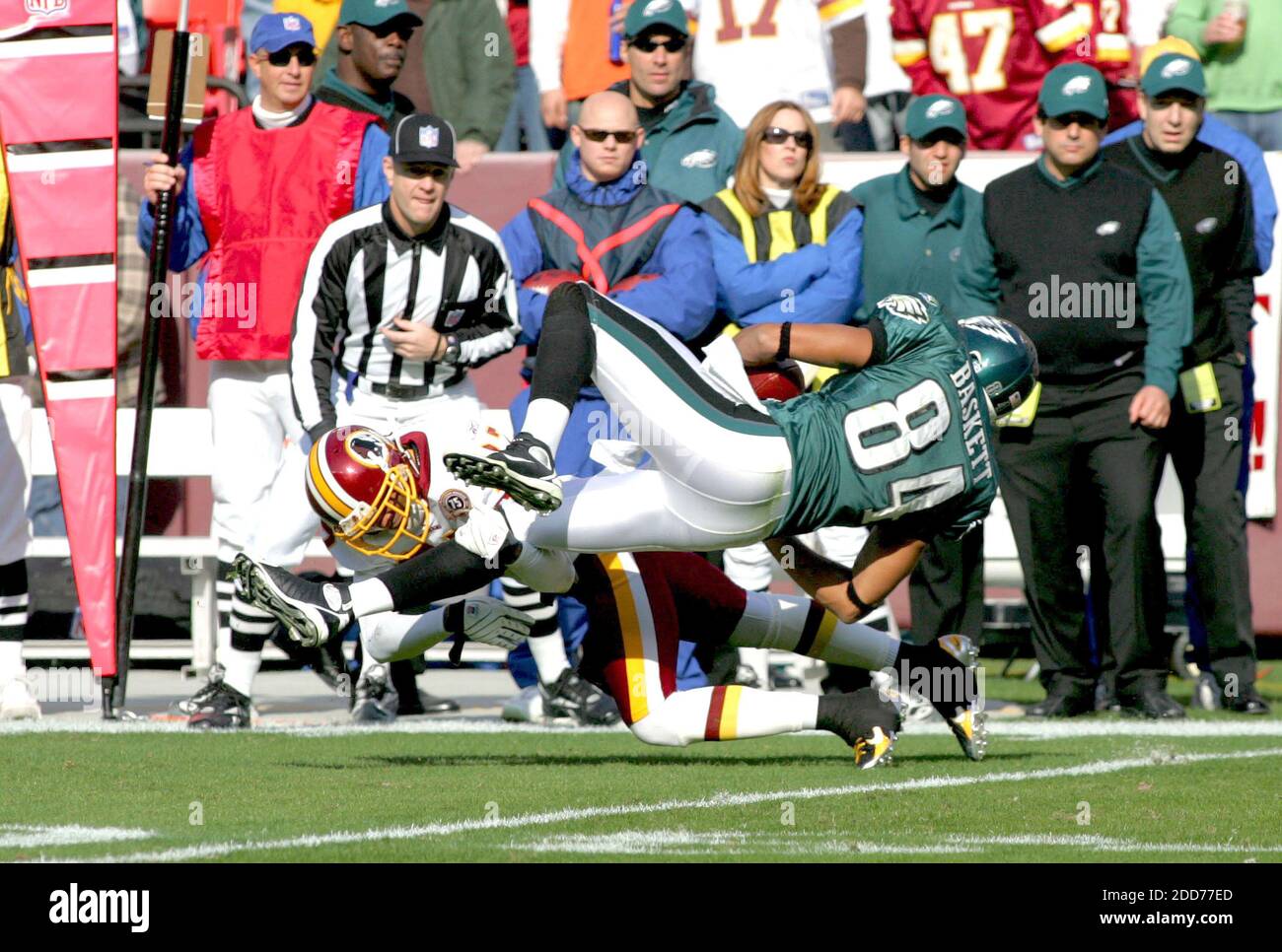 NO FILM, NO VIDEO, NO TV, NO DOCUMENTARIO - Philadelphia Eagles's Wide Receiver Hank Baskett è sconvolto da Redskins' Cornerback Fred Smoot nel primo trimestre, come il Philadelphia Eagles ha affrontato la Washington Redskins al FedEx Field a Landover, MD, USA il 11 novembre 2007. Foto di Linda D. Epstein/MCT/Cameleon/ABACAPRESS.COM Foto Stock