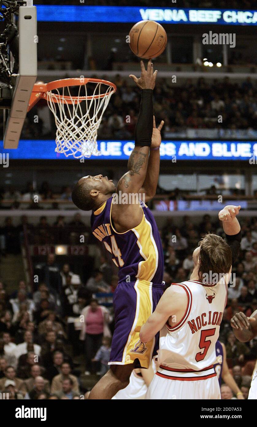 NESSUN FILM, NESSUN VIDEO, NESSUNA TV, NESSUN DOCUMENTARIO - The Chicago Bulls' Andres Nocioni (5) commette un fallo sulla guardia dei Lakers di Los Angeles Kobe Bryant durante la prima metà dell'azione allo United Center di Chicago, Illinois, 18 dicembre 2007. Lakers ha vinto il 103-91. Foto di Terrence Antonio James/Chicago Tribune/MCT/ABACAPRESS.COM Foto Stock