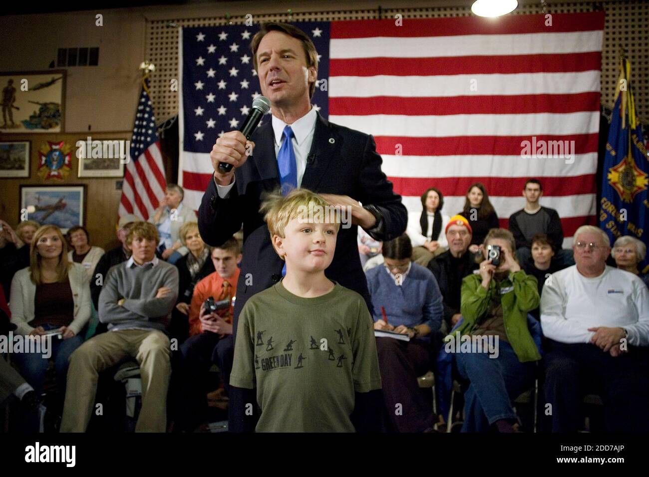 NO FILM, NO VIDEO, NO TV, NO DOCUMENTARIO - democratico presidenziale speranzoso, l'ex senatore John Edwards presenta suo figlio, Jack, durante una campagna di arresto alla VFW Hall di Algona, Iowa, Lunedi, 31 dicembre 2007. Foto di Robert Willett/Raleigh News & Observer/MCT/ABACAPRESS.COM Foto Stock
