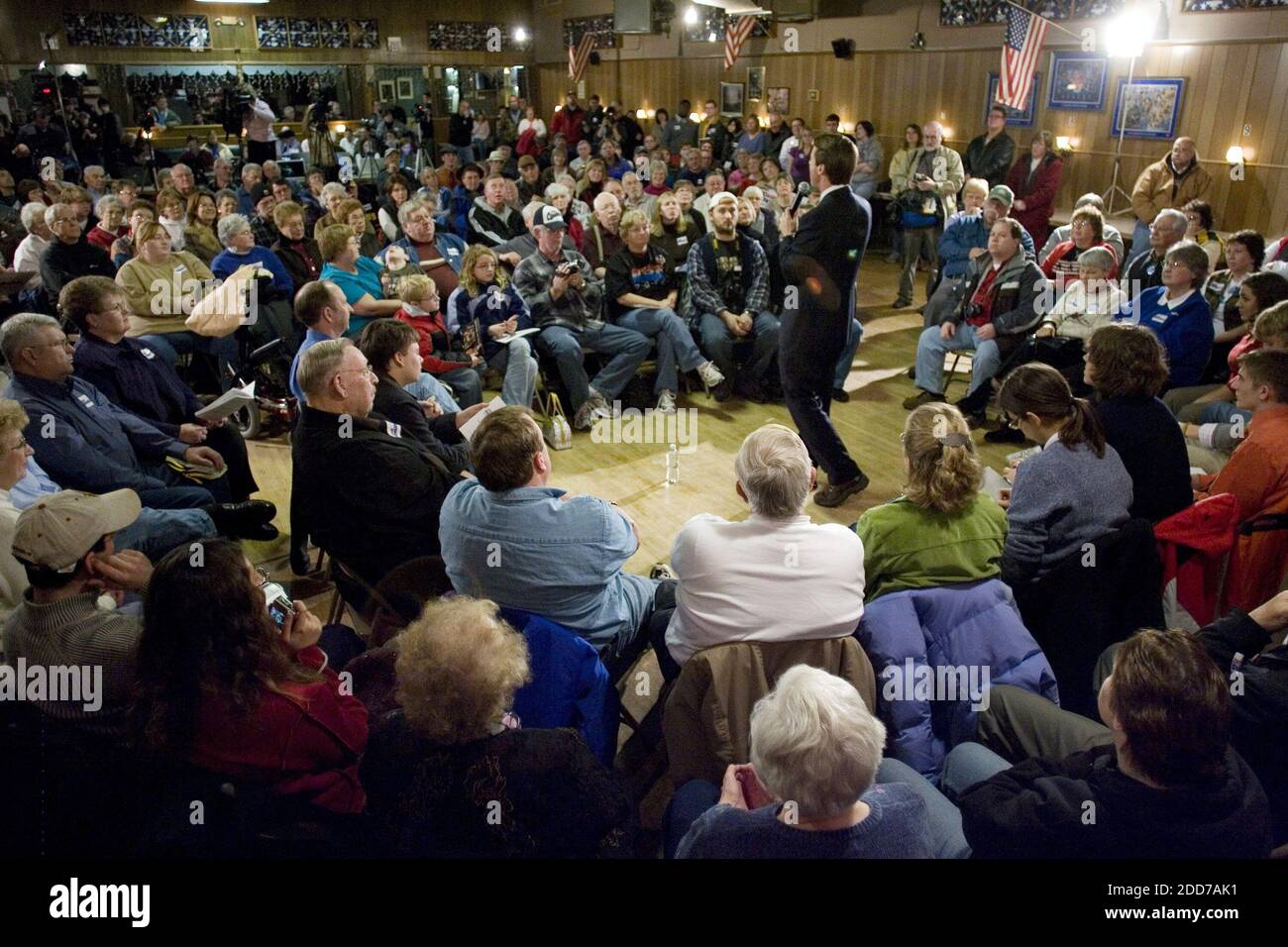 NO FILM, NO VIDEO, NO TV, NO DOCUMENTARIO - democratico presidenziale speranzoso, ex senatore John Edwards prende domande durante una campagna di arresto alla VFW Hall di Algona, Iowa, Lunedi, 31 dicembre 2007. Foto di Robert Willett/Raleigh News & Observer/MCT/ABACAPRESS.COM Foto Stock