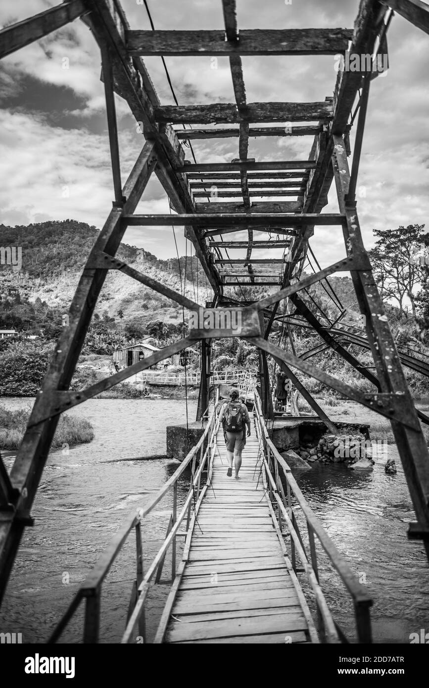 Ponte sul fiume Namorona, Ranomafana, Madagascar Central Highlands Foto Stock